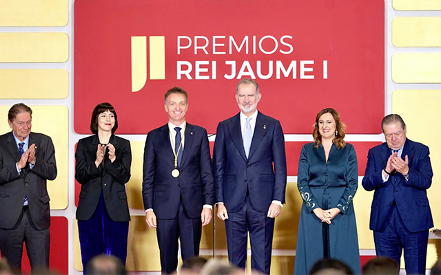 Jan Eeckhout with the King of Spain and other dignitaries at the award ceremony. A banner with the logo of the Premios Rei Jaume I hangs in the background.